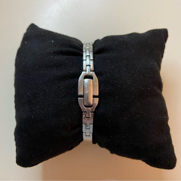 Movado Ladies bangle watch Stainless Steel silver tone w/pink face & diamonds - Picture 5 of 7